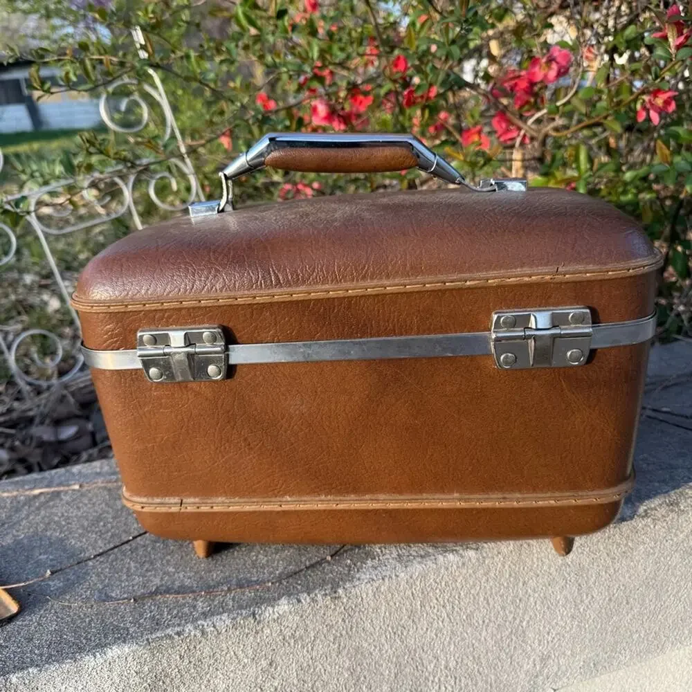 American Tourister Traveler Brown Train Case Makeup Case With Tray